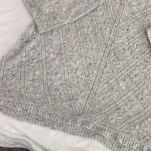 Silver and dotted black distressed open-knit v-neck scooped sweater - Picture 4 of 17